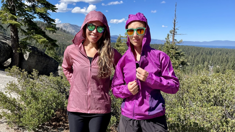 Áo dài tay, cổ cao, có mũ hoặc nón giúp che phủ nhiều vùng da