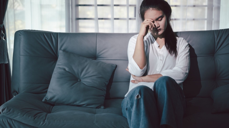 Mệt mỏi kèm đau đầu âm ỉ có thể là một trong những dấu hiệu cảnh báo máu nhiễm chì