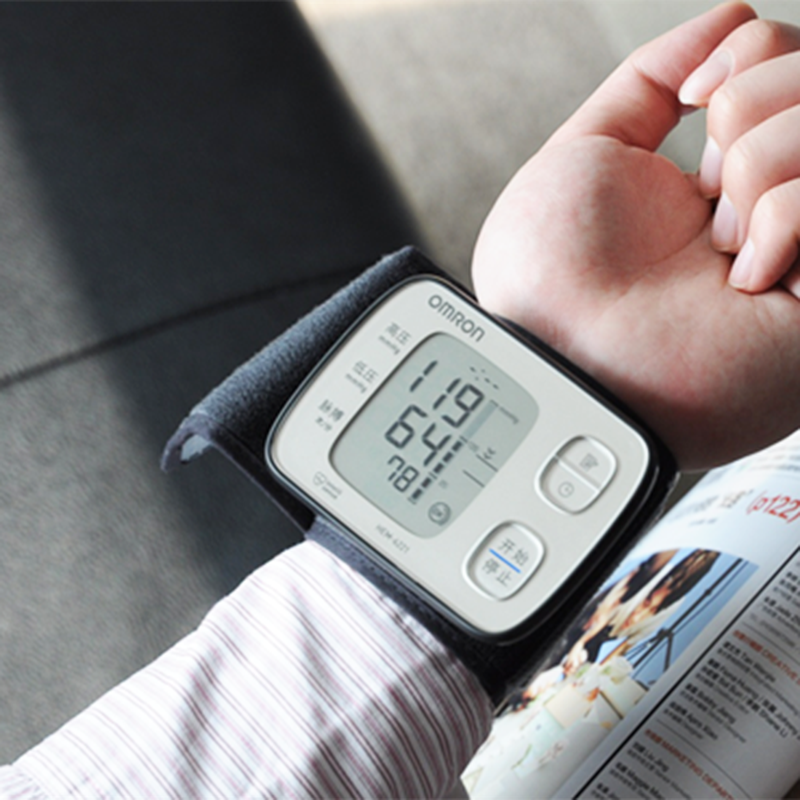 mua-may-do-huyet-ap-omron-o-dau-la-tot-2