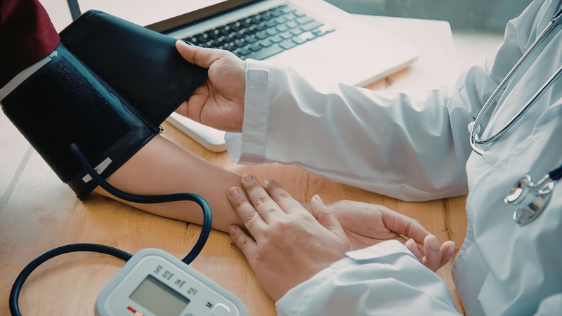 Đặt vòng bít ngang mức tim, giữ tư thế ổn định, sau đó khởi động máy và chờ kết quả hiển thị