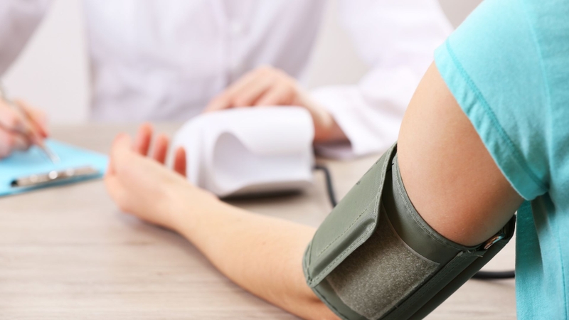 "Có nên mua máy đo huyết áp Omron không?" là thắc mắc của nhiều người