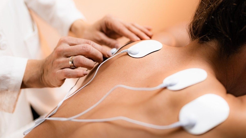 may-massage-xung-dien-giai-phap-hieu-qua-cho-con-dau-co-ba 2