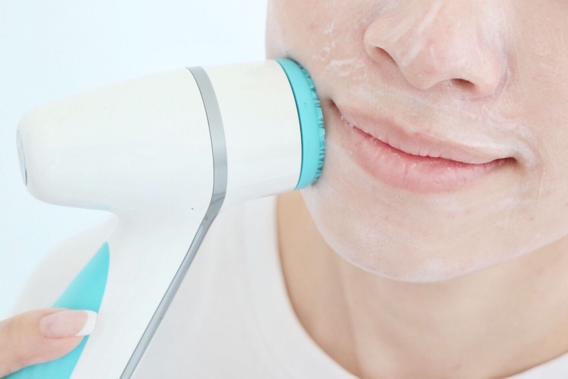 Máy rửa mặt dùng như thế nào để da sạch sâu, láng mịn? 01