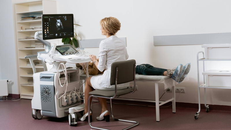 Về cơ chế hoạt động, nguyên lý cơ bản của siêu âm dựa trên hiện tượng phản xạ sóng âm