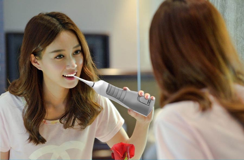 Máy tăm nước sử dụng rất dễ dàng