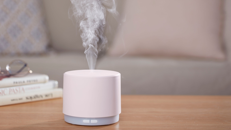 Máy tạo ẩm là một biện pháp phù hợp để duy trì độ ẩm trong không khí, làm giảm khả năng tạo ra tĩnh điện khi tiếp xúc với người khác