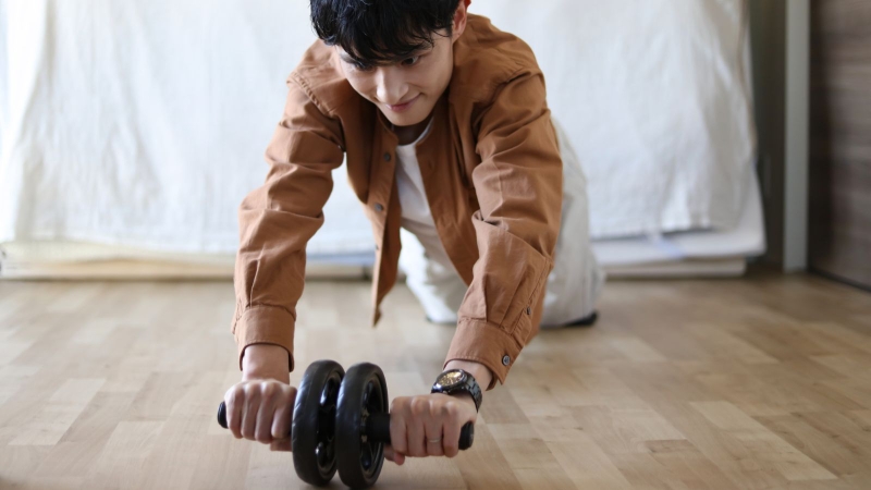 Con lăn là dụng cụ nhỏ gọn nhưng mang lại hiệu quả đáng kể cho nhóm cơ bụng và cơ lõi