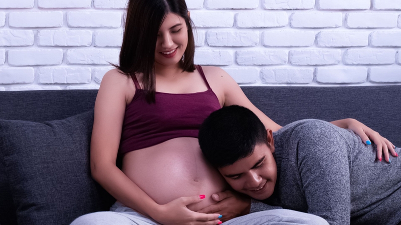 Đa số phụ nữ mang thai thường bắt đầu nhận thấy những cử động đầu tiên của em bé vào khoảng tuần 18 đến tuần 20 của thai kỳ