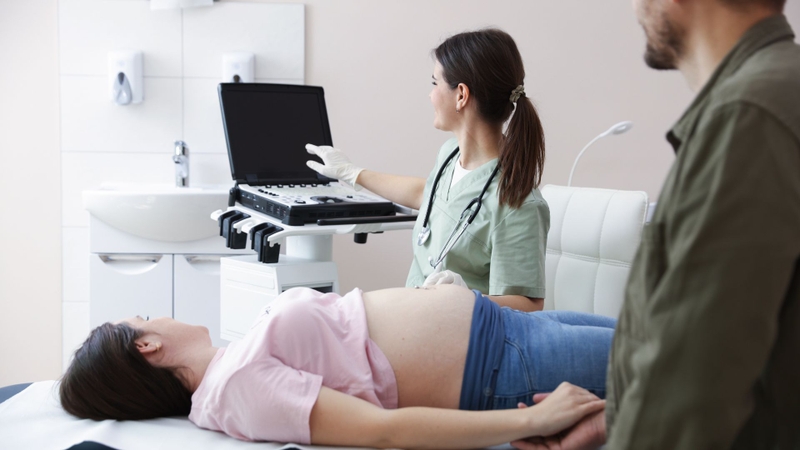 Mẹ bầu cần được theo dõi chặt chẽ qua các lần khám thai định kỳ