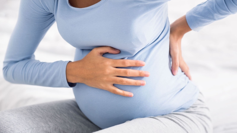 Giai đoạn đầu tiên khi chuyển dạ là các cơn đau và tình trạng vỡ ối