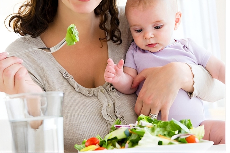 Mẹ bầu sau khi sinh mổ ăn bắp cải được không?