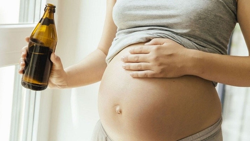 Mẹ bầu uống bia được không? Tác hại của việc uống rượu bia khi mang thai 2