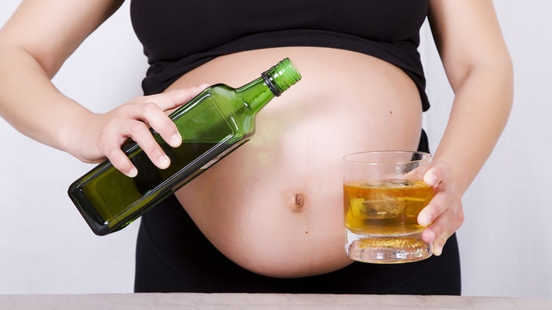 Mẹ bầu uống bia được không? Tác hại của việc uống rượu bia khi mang thai 3