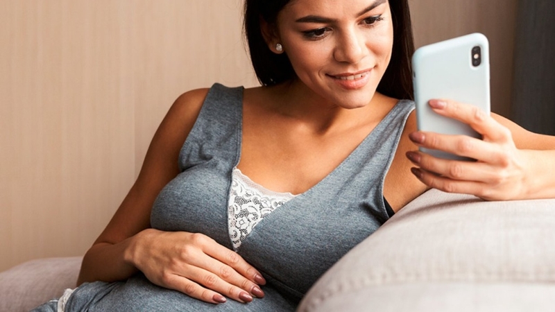 Mẹ bầu xem điện thoại nhiều có sao không? Lời khuyên từ chuyên gia 4