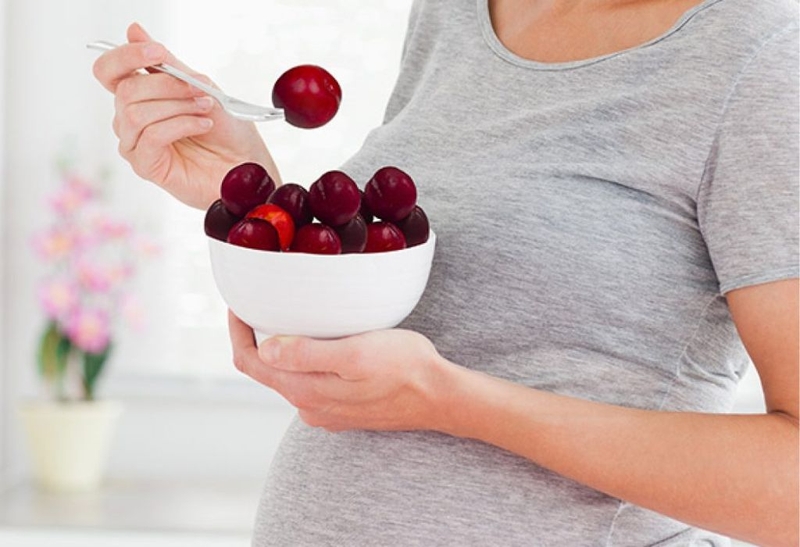 Mẹ bé sau sinh ăn mận được không? Lưu ý khi ăn mận sau sinh mà mẹ cần biết 3