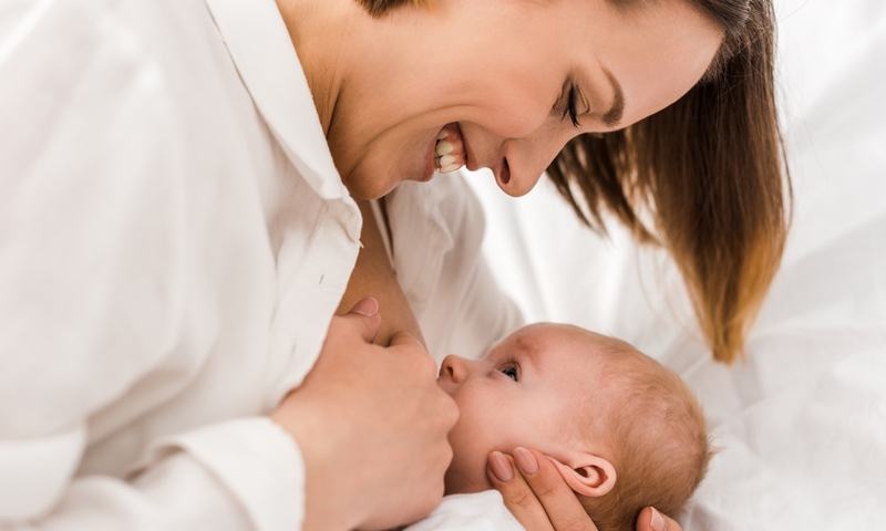 Thực tế nếu mẹ bị sốt xuất huyết mà cho con bú thì sẽ không truyền bệnh cho con