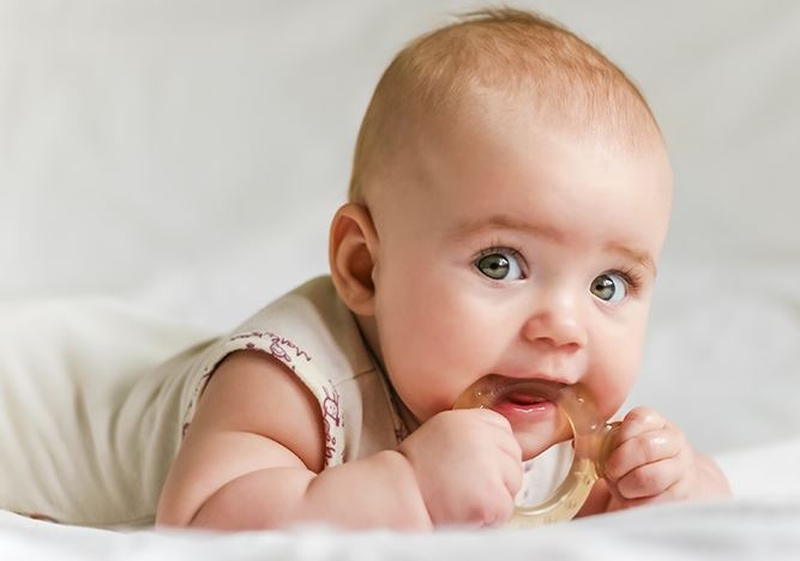 Mẹ cần làm gì khi trẻ 3 tháng tuổi mọc răng