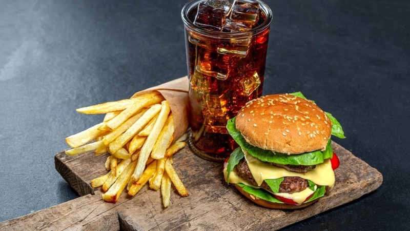 Thức ăn nhanh là một trong những đáp án cho câu hỏi mẹ cho con bú không nên ăn gì