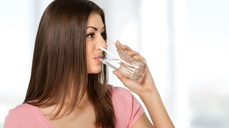 Mẹ cho con bú nên uống đủ nước và nghỉ ngơi hợp lý