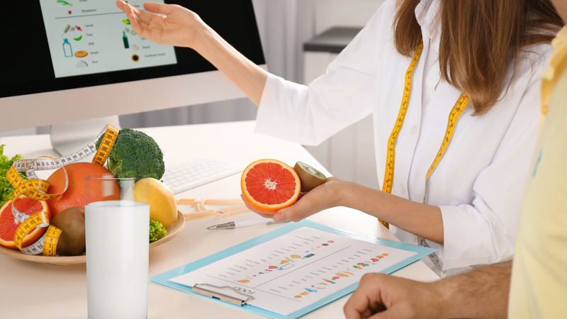 Tham khảo ý kiến bác sĩ dinh dưỡng sẽ giúp mẹ điều chỉnh chế độ ăn uống phù hợp