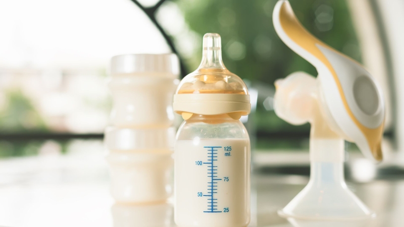 Mẹ có nên nặn sữa non khi mang thai? 4