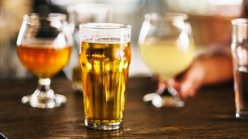 Mẹ có nên uống bia khi cho con bú? 1