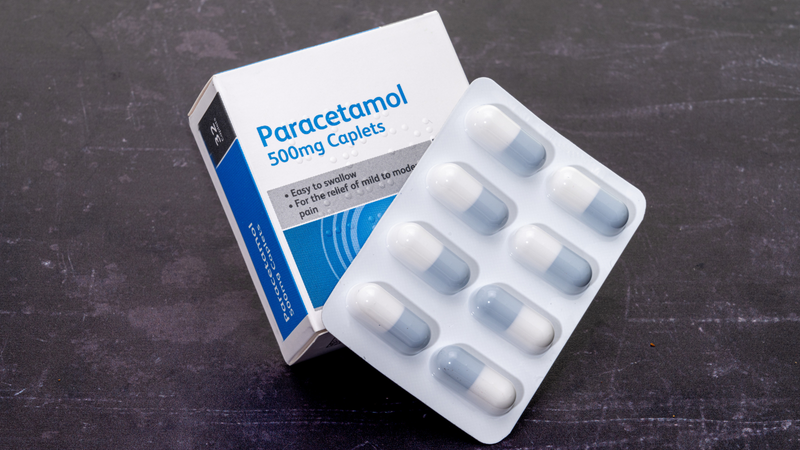 Để hạ thân nhiệt và giảm đau mỏi, mẹ có thể uống thuốc chứa hoạt chất Paracetamol