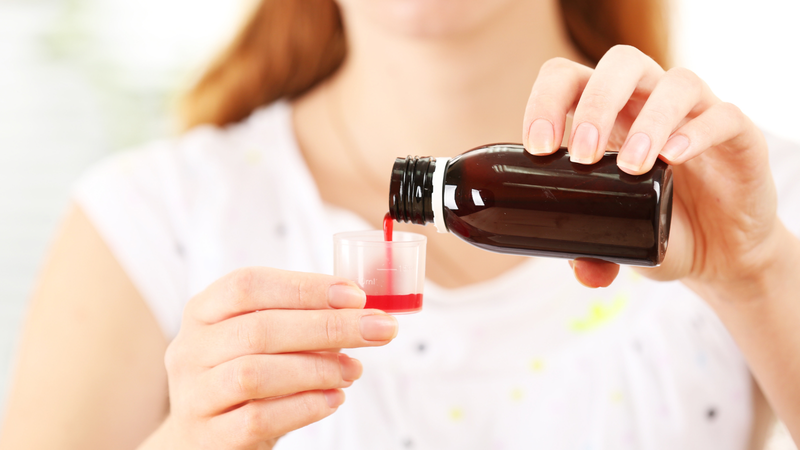Dùng thuốc ho dạng siro, ưu tiên chọn những loại được bào chế từ chanh và chiết xuất glycerin