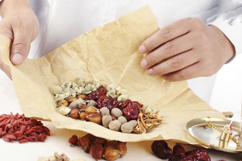 Trong bài thuốc&nbsp;Đông y chữa bệnh mề đay phong hàn thường có&nbsp;những dược liệu&nbsp;thiên nhiên như các loài hoa, vỏ cây, rễ,...