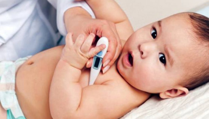 Mẹ hãy tham khảo một số cách hạ sốt khi trẻ đi tiêm phòng về