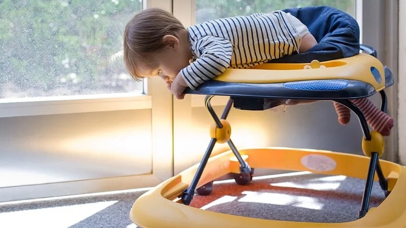 Trẻ nhỏ ngồi xe tập đi không có người thân bên cạnh có nguy cơ bị té ngã cao