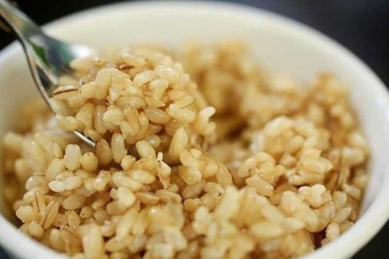 Mẹ sau sinh đang cho con bú ăn cơm rượu được không? 3