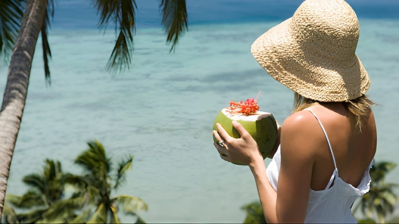 Mẹ sau sinh uống nước dừa được không?