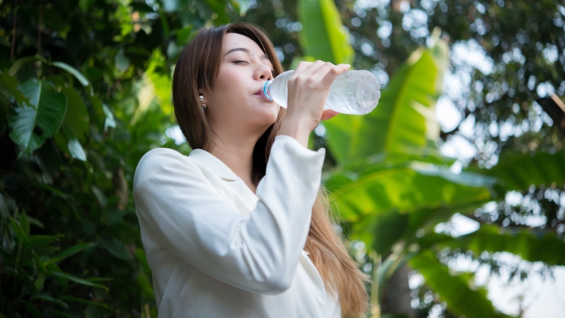 Mẹ uống nước lạnh cho con bú có sao không​? 1