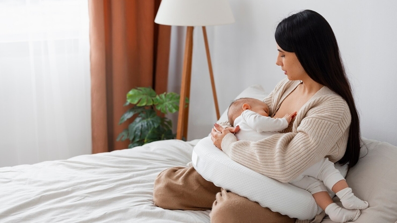 Mẹ uống nước lạnh cho con bú có sao không​? 2