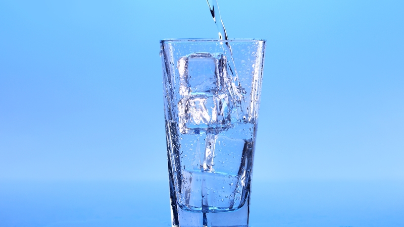 Mẹ uống nước lạnh cho con bú có sao không​? 3