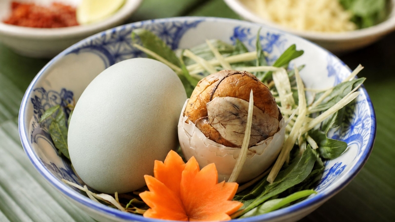 Trứng vịt lộn chứa hàm lượng cholesterol và chất béo rất cao