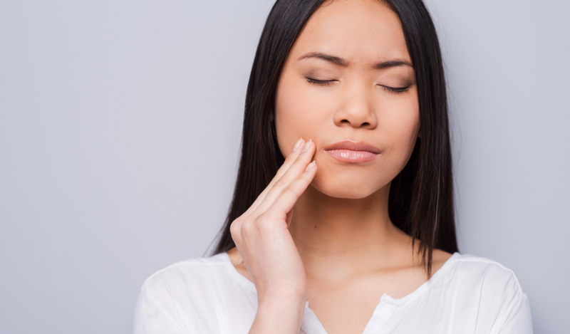 Dấu hiệu nhận biết men răng yếu: răng bị bong khi ăn đồ cứng