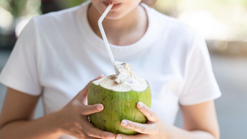 Uống nước dừa giúp giải nhiệt khi trời nắng nóng