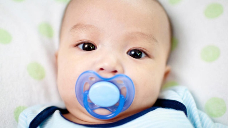 Mẹo cai sữa dân gian cho bé