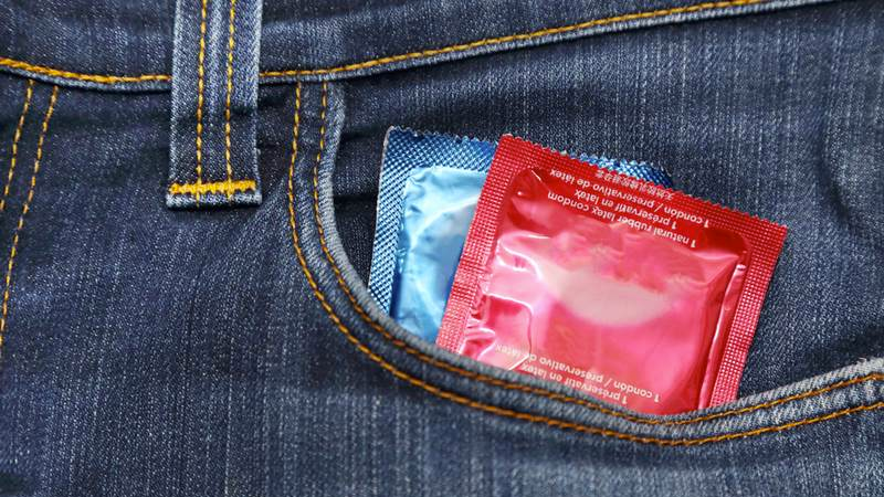 Cất giấu bao cao su trong quần áo dễ bị phát hiện