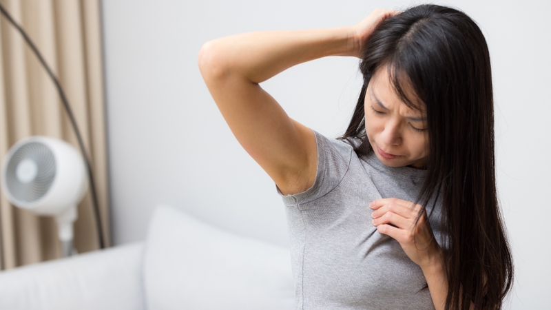 Vùng da dưới cánh tay thường dễ thâm sạm và có mùi