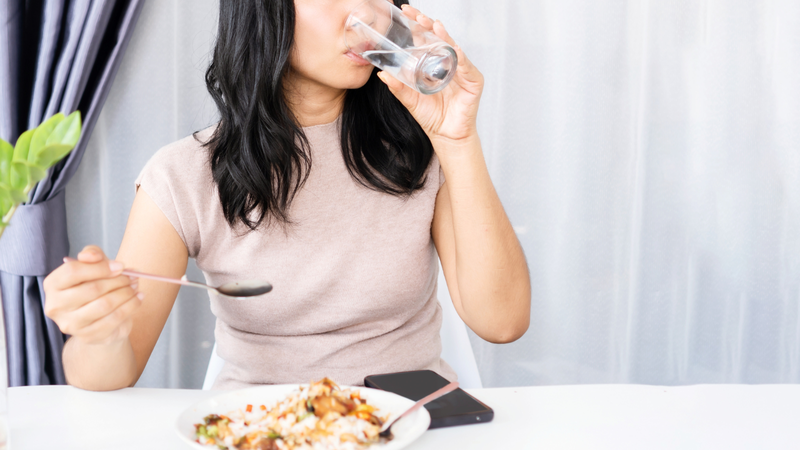 Duy trì mức khoảng 2 lít nước mỗi ngày