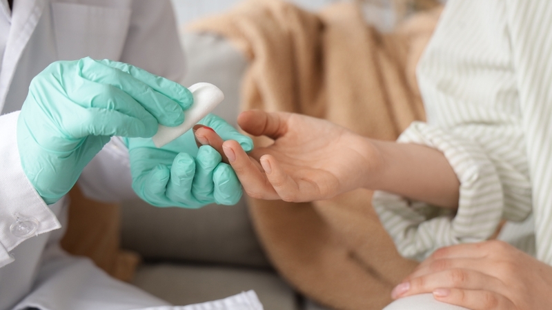 Rửa sạch vết thương, sát trùng và dùng gạc sạch bảo vệ da sau khi bị mèo cắn