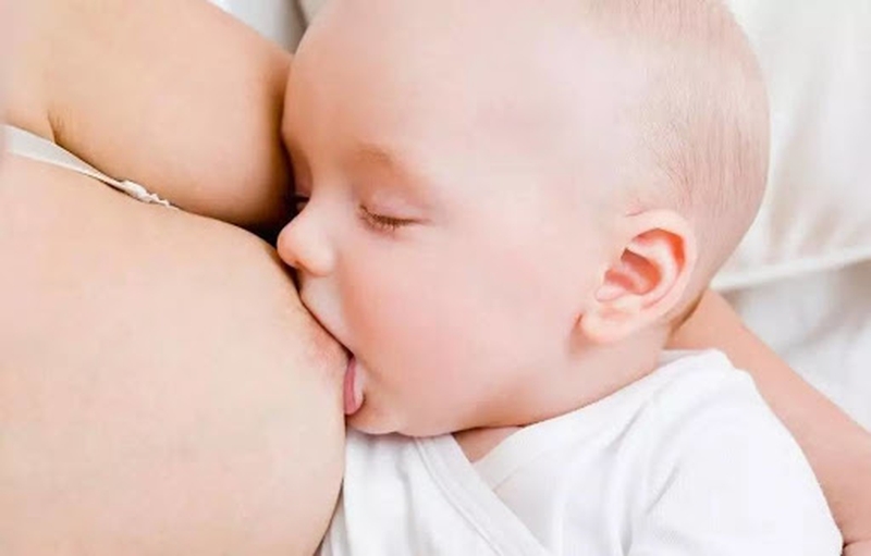 Mẹo giúp cải thiện ngực bên to bên nhỏ khi cho con bú 3