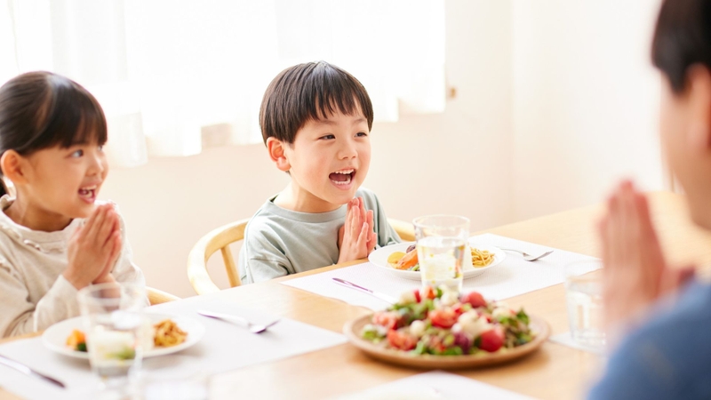 Cha mẹ nên tạo cho con không khí thoải mái khi ăn để giúp con ăn ngon miệng hơn