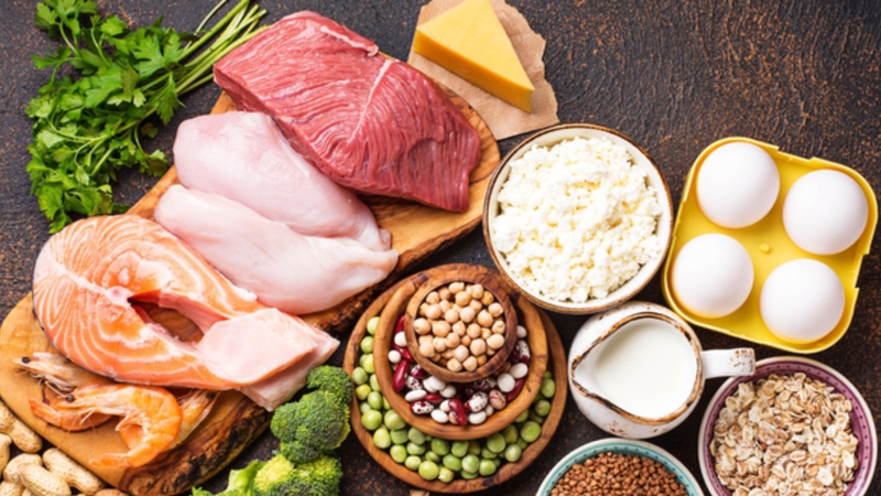 Cha mẹ nên tăng cường các thực phẩm giàu dinh dưỡng và dễ tiêu vào thực đơn cho bé