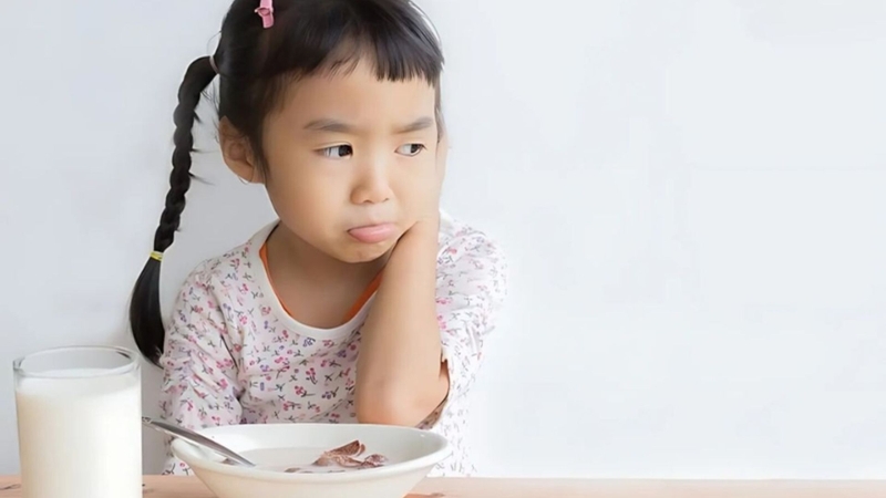 Cha mẹ cần cho trẻ đến gặp bác sĩ để thăm khám nếu trẻ bị biếng ăn kéo dài