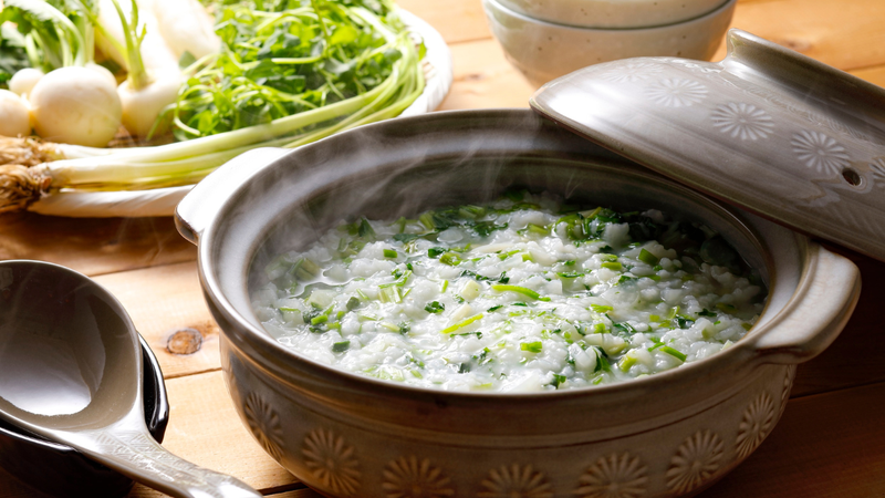 Cháo hành nóng giúp hỗ trợ thông mũi, giảm nghẹt thở và kích thích tiết mồ hôi