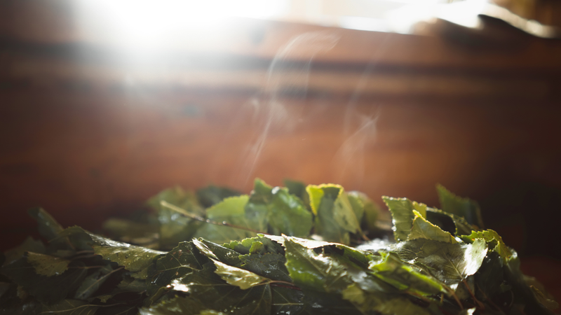 Xông lá giải cảm  tinh dầu từ lá theo hơi nước bay lên